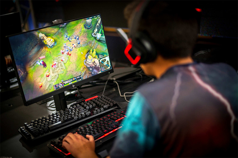 Người dùng chơi game LOL